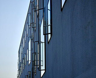 Gebäude von Assen mit Fenstern