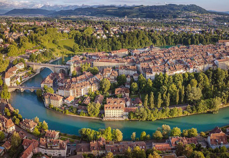 Perspektive von oben auf Altstadt von Bern mit dem Fluss Aare