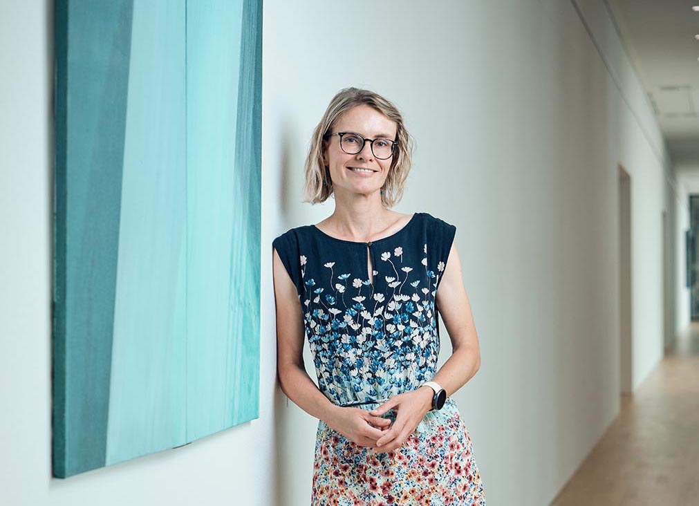 Eine Frau angelehnt an die Wand