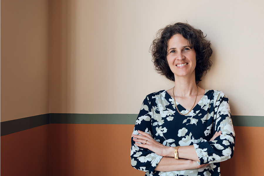 Ein Forscherin, die lächelt.