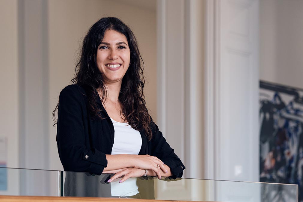 Eine junge Frau im Eingangsbereich.