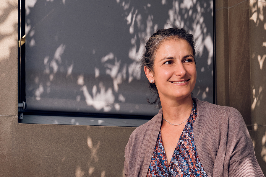 Lächelnde Frau im Schatten eines Baums