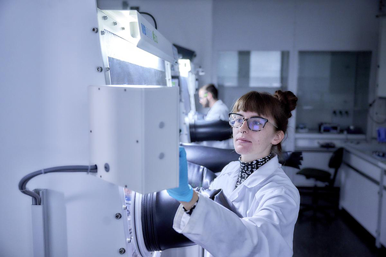 Menschen in einer Werkstatt