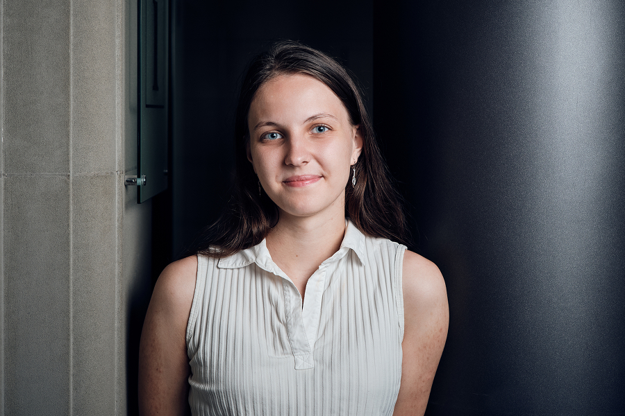 Eine junge Frau schaut in die Kamera.