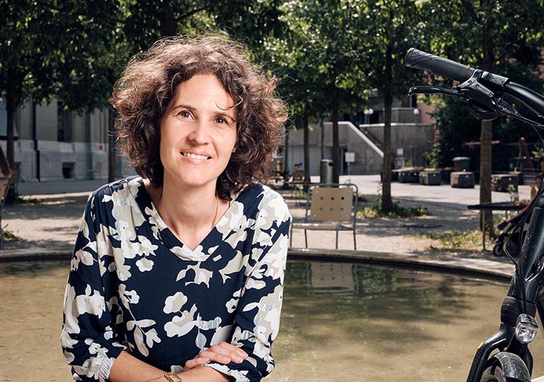 Eine Frau sitzt am Brunnen