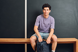 Ein Junger Mann in einer mechanischen Werkstatt.