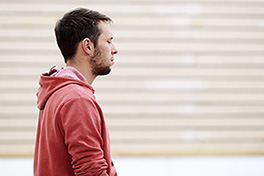 Person sitzt und meditiert