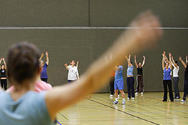 Personengruppe in Turnhalle beim Sportunterricht