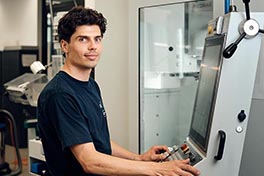 Junger Mann arbeitet in der mechanischen Werkstatt.